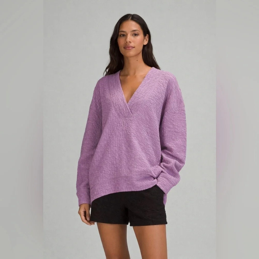 Lululemon Rippled V-Neck Pullover in Wisteria Purple SZ 4